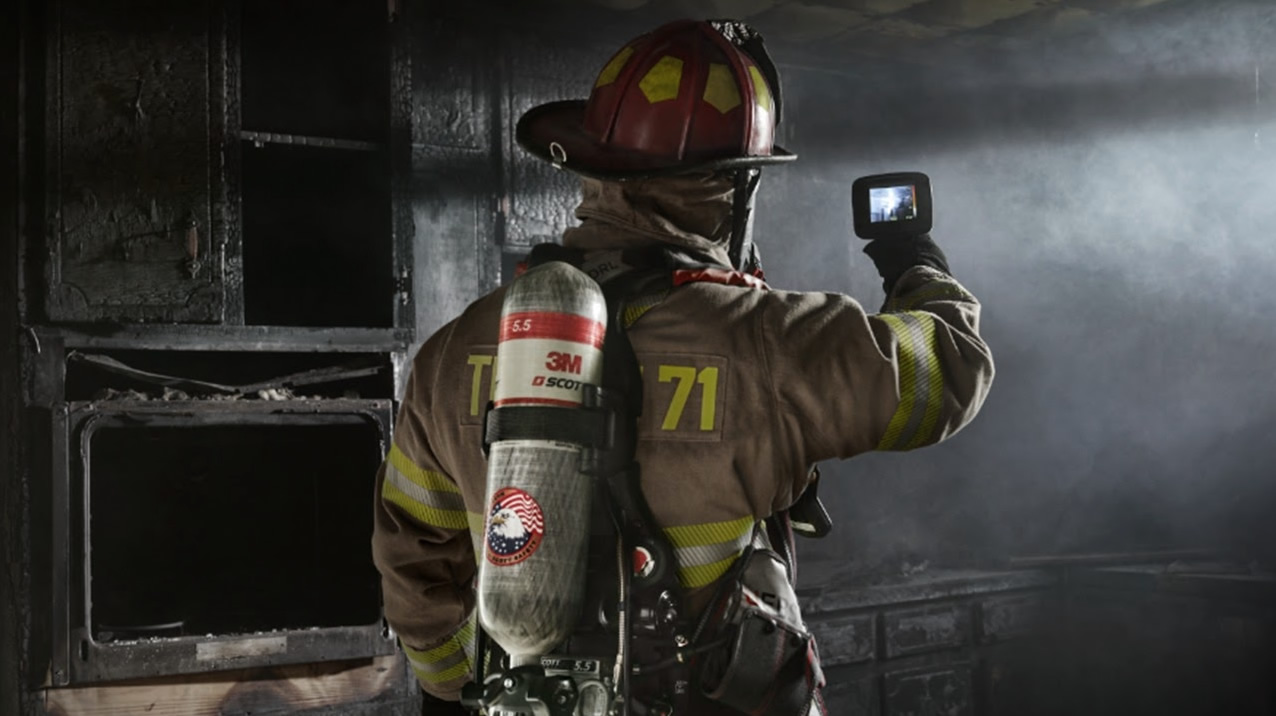 Câmera térmica para combate a incêndio tem versão higtec “mãos livres”