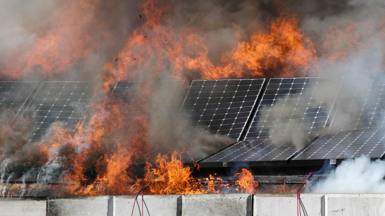Aumento do risco de incêndio em painéis de energia solar preocupa bombeiros - Revista Incêndio