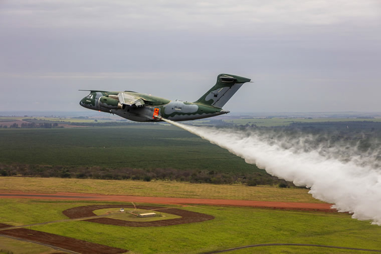 Embraer conclui testes em voo da capacidade de combate a incêndios do C-390 Millennium - Revista Incêndio