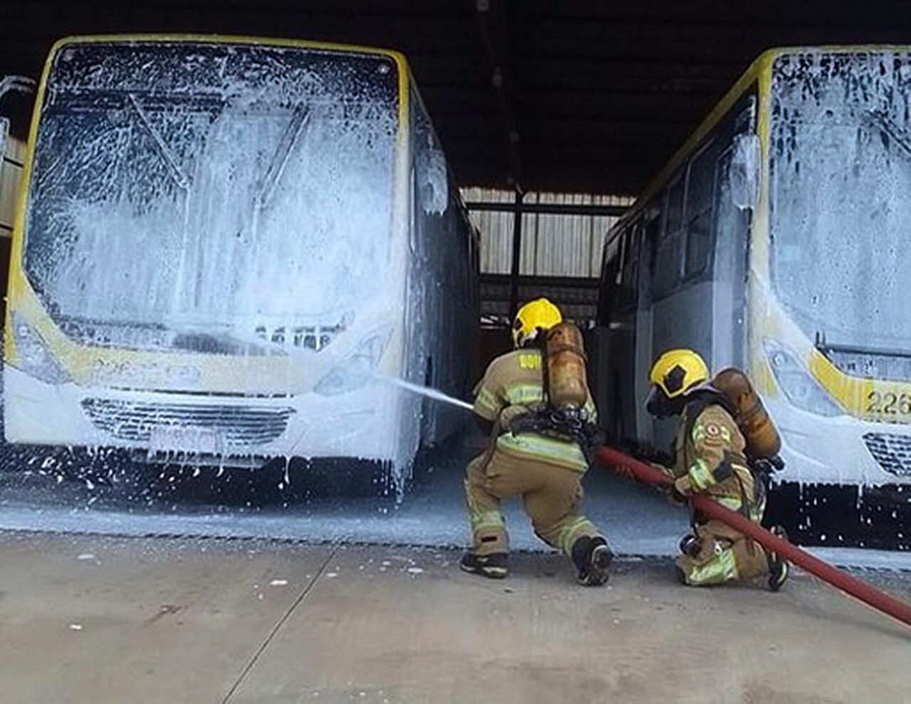 Corpo de Bombeiros do DF faz simulação em garagem de ônibus - Revista Incêndio