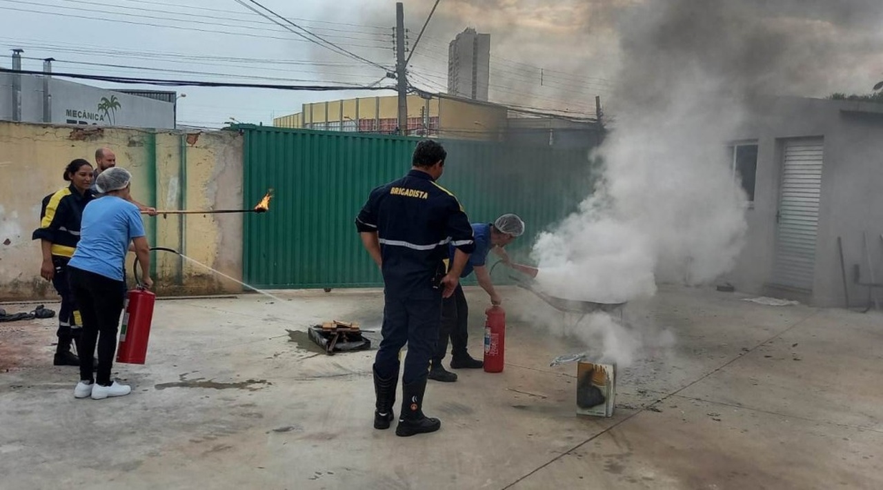 Servidores de unidade de Saúde de Goiás recebem treinamento de uso de extintores - Revista Incêndio