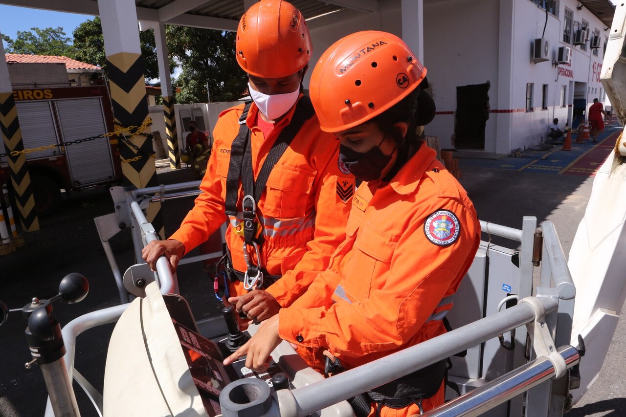 Torres modulares auxiliam no treinamento de bombeiros no SE - Revista Incêndio